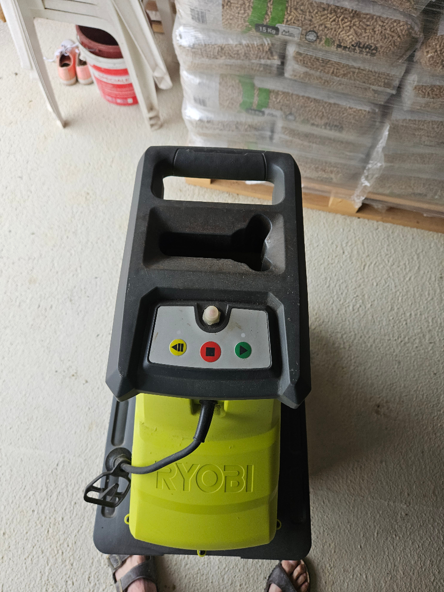 Broyeur de végétaux Ryobi 3000w